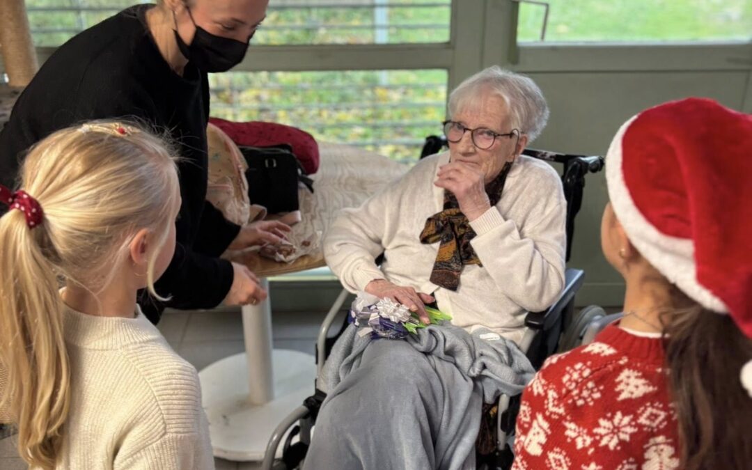 Des Enfants au Coeur de Noël : Un Échange touchant avec les Résidents